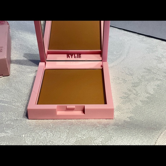 Kylie cosmetics pressed bronzing powder in tequila tan number 200 - Picture 5 of 6